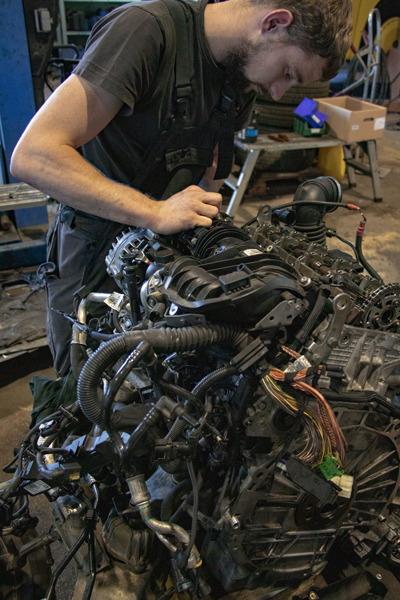 Mechaniker am Motor